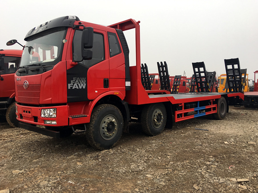 【25噸】解放J6小三軸低平板運(yùn)輸車