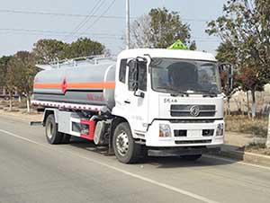 程力威牌CLW5181GYYD6型運油車