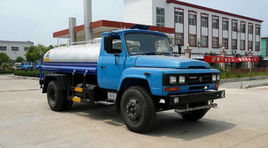 東風140尖頭灑水車