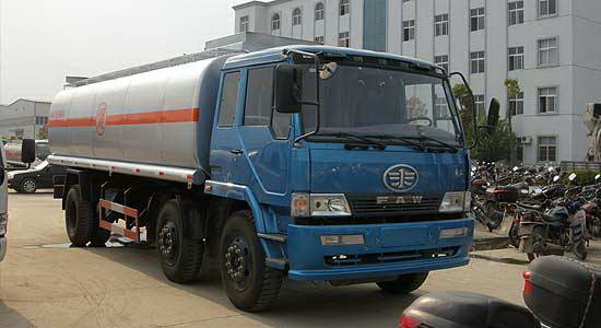 解放小三軸化工液體運(yùn)輸車